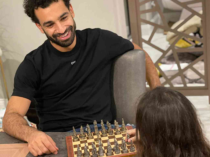 محمد صلاح  يتجاهل توزيع جوائز The Best  باللعب مع ابنته